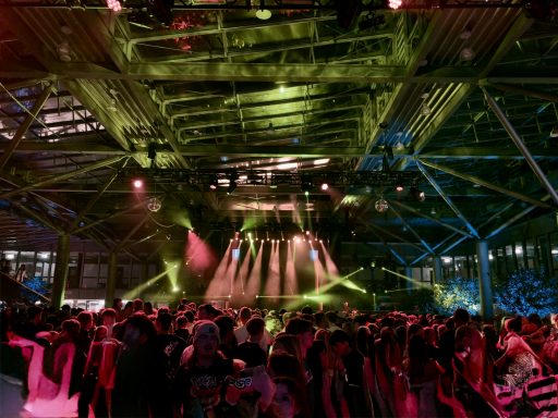 Bunte Lichter und Menschenmenge bei einer festlichen Veranstaltung.